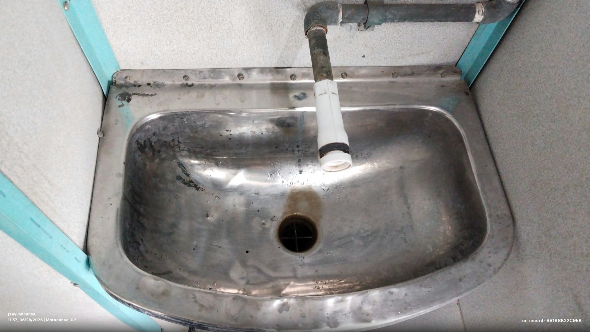 हम भारतीय रेलवे या दूसरी सार्वजनिक स्थानों को गंदा
