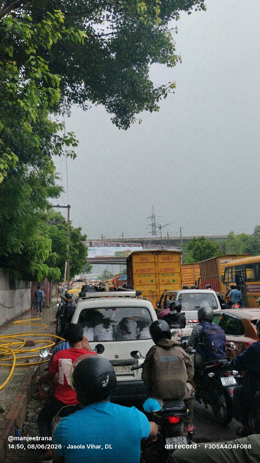 भारी बारिश या कावड़ यात्रा के लिए एक रोड ब्लॉक के 