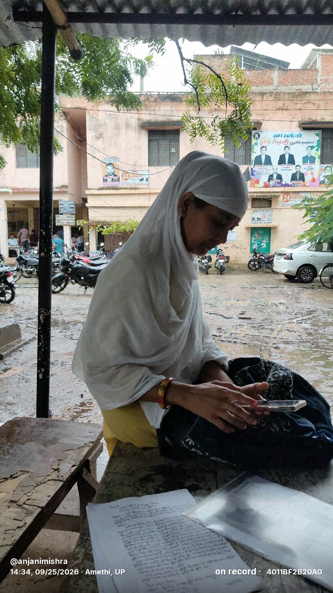 सरकारी जमीन पर कब्जे का आरोप, बच्ची को धमकी का दाव