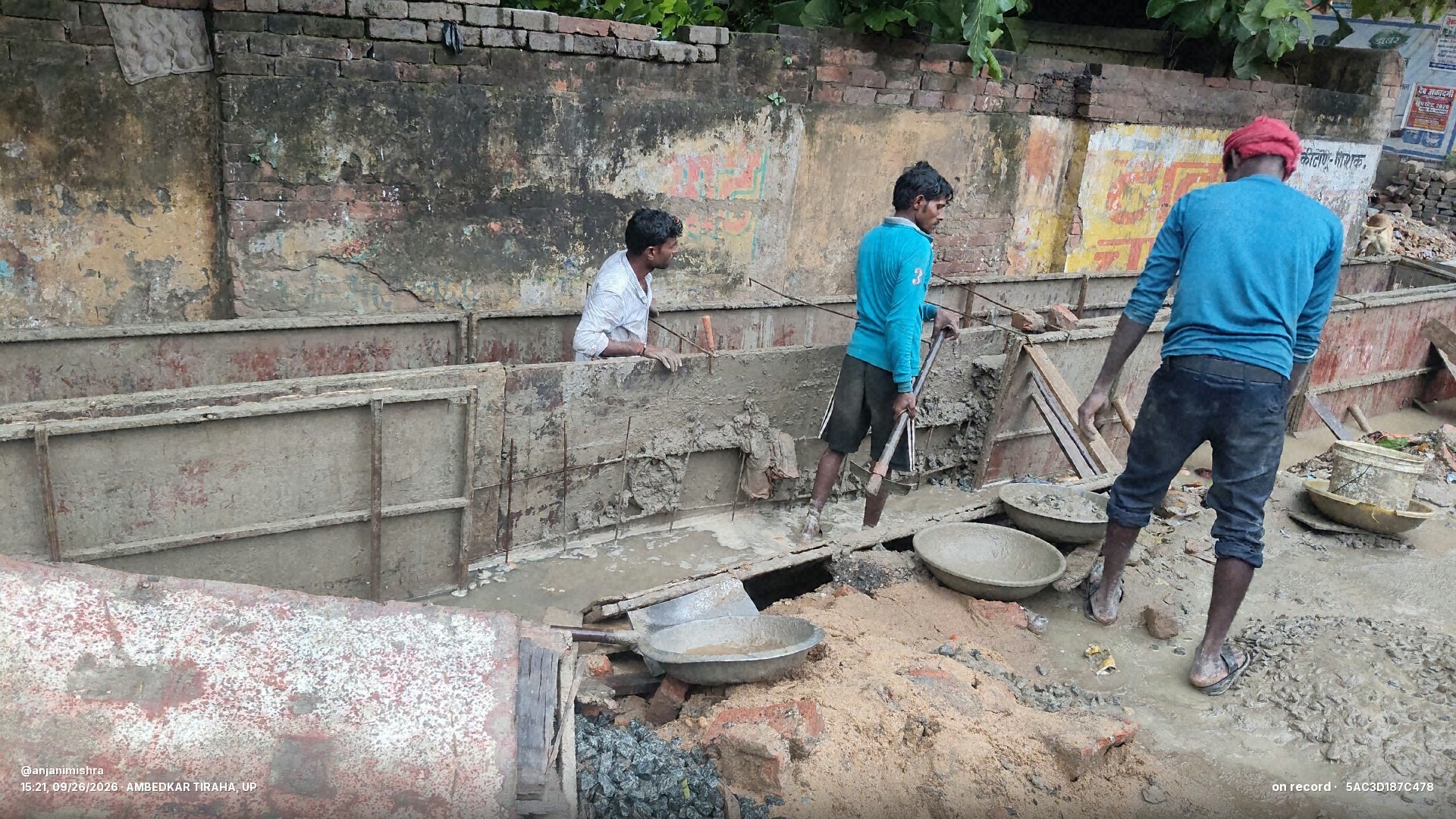 बारिश के बीच बन रहा एक करोड़ का नाला, गुणवत्ता पर 