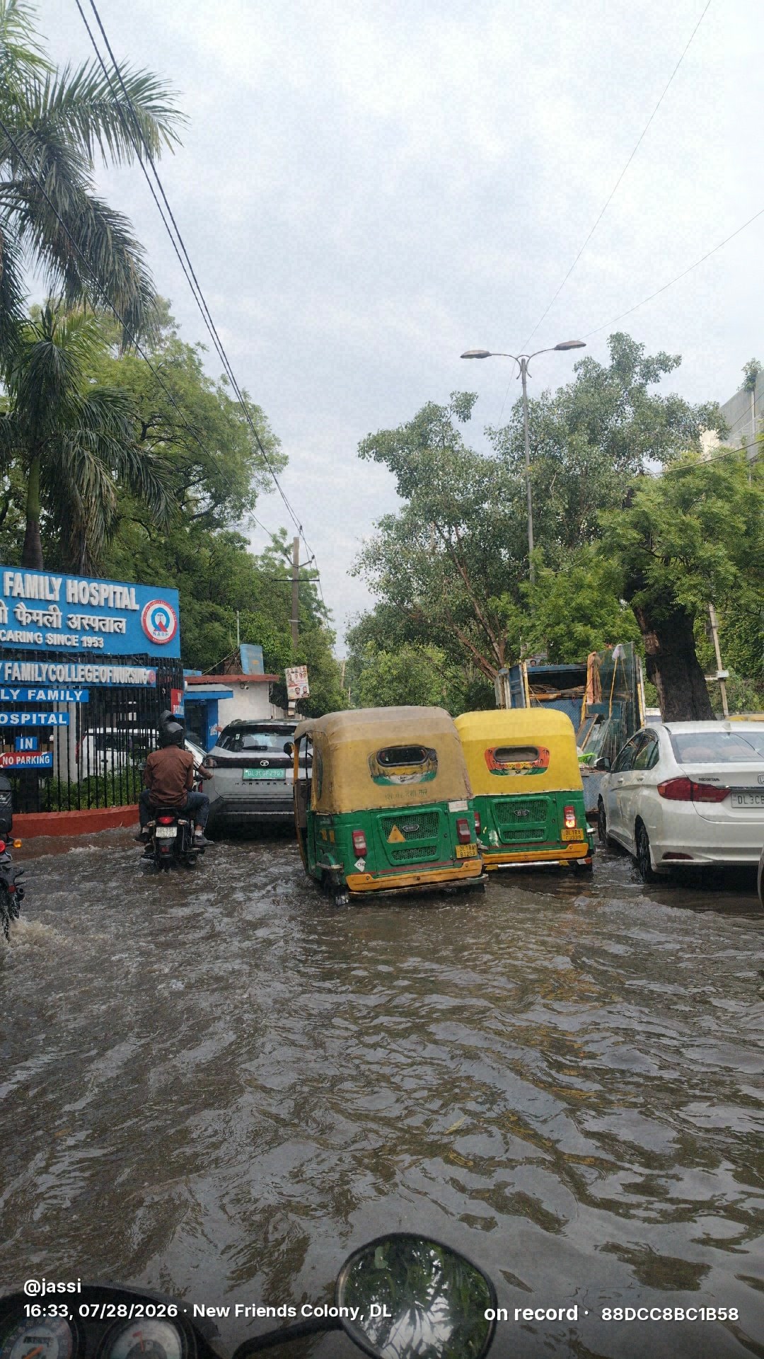 Ye koi river nahi... Delhi ke ki ek road hai.
Bas 