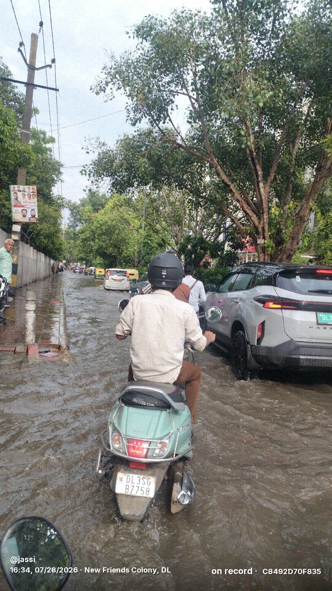 Ye koi river nahi... Delhi ke ki ek road hai.
Bas 
